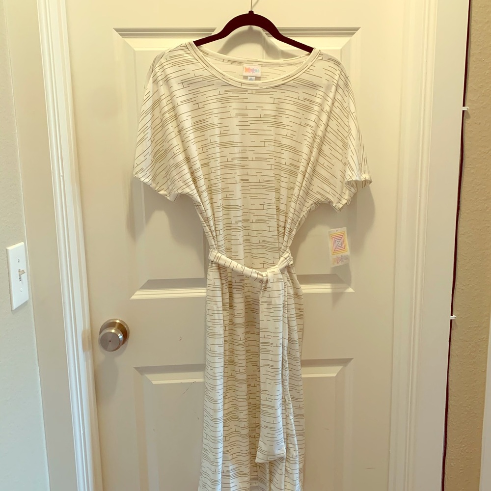 Midi length white dress with tie